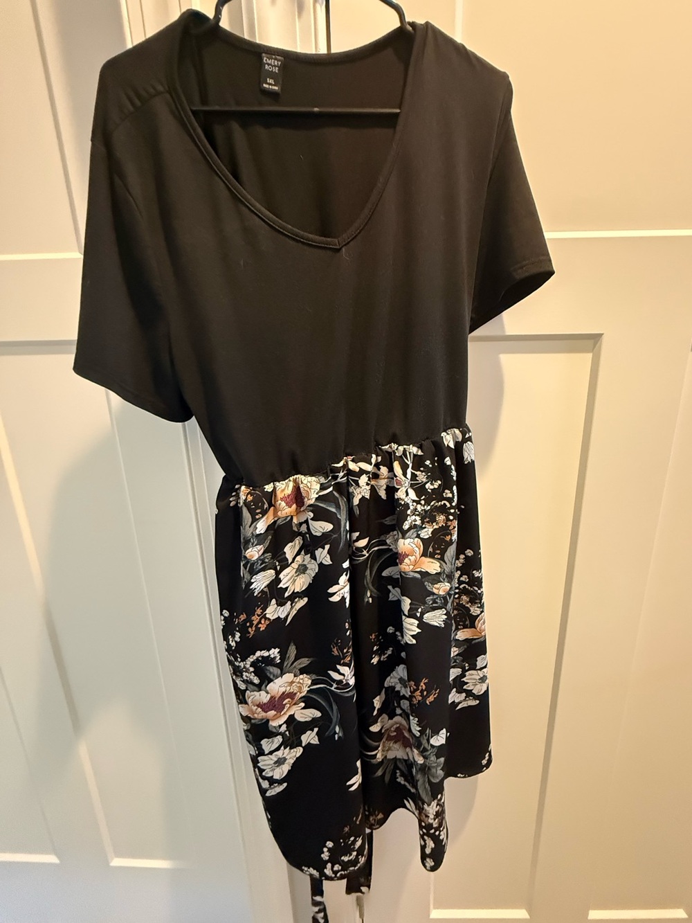 Emory Rose Black Floral V-Neck Short Sleeve Dress